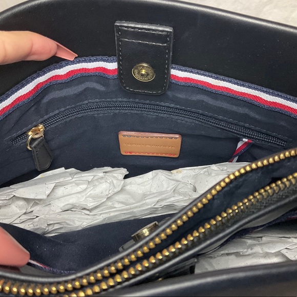 Tommy Hilfiger Crossbody - Picture 6 of 6